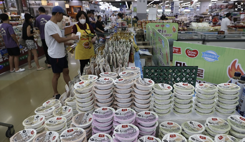 Consumers browse mixed grain instant rice at a display in a large supermarket in Seoul. (Yonhap)