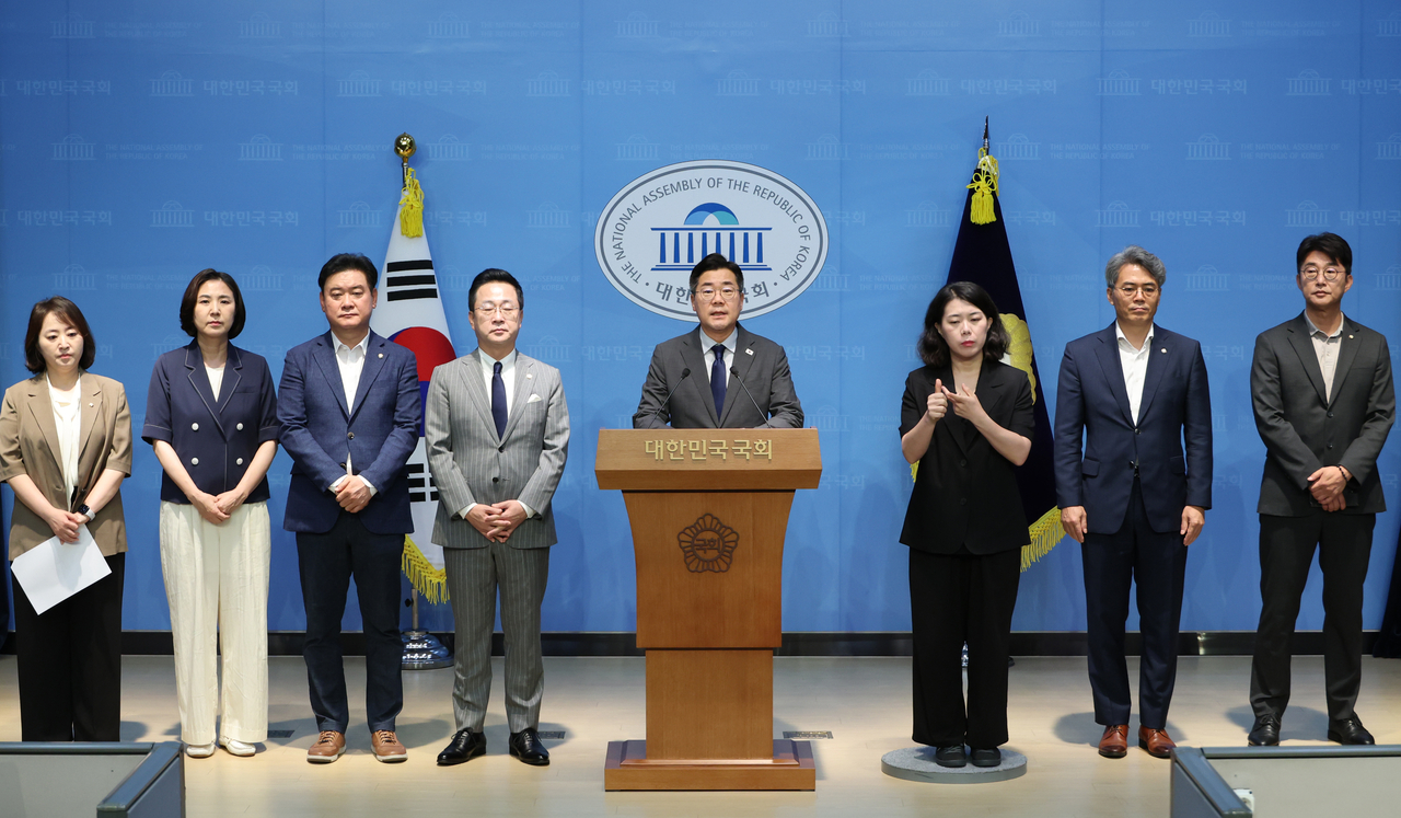 더불어민주당 당대표 후보인 박찬대(왼쪽 다섯번째) 페가수스 토토이 25일 서울 여의도 국회 소통관에서 기자회견을 하고 있다. [연합]