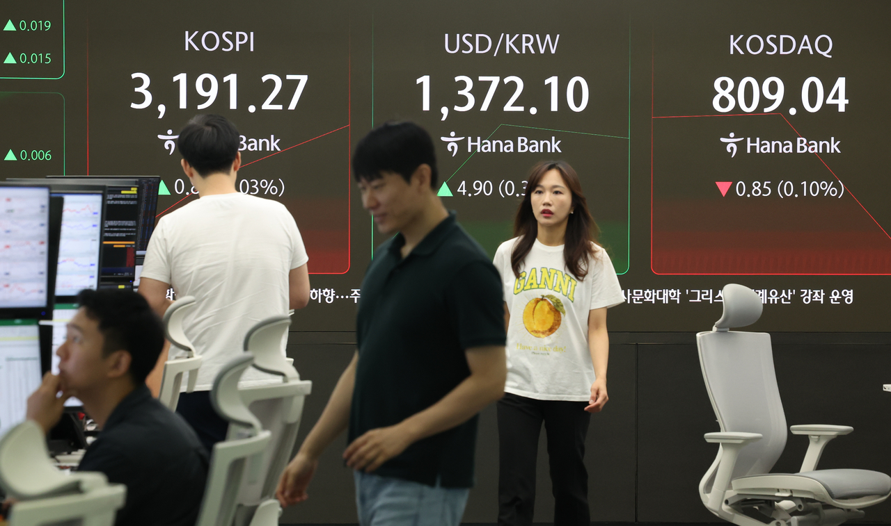 25일 서울 중구 하나은행 딜링룸 현황판에 토토사이트 러쉬·코스닥 지수가 표시되고 있다. [연합]