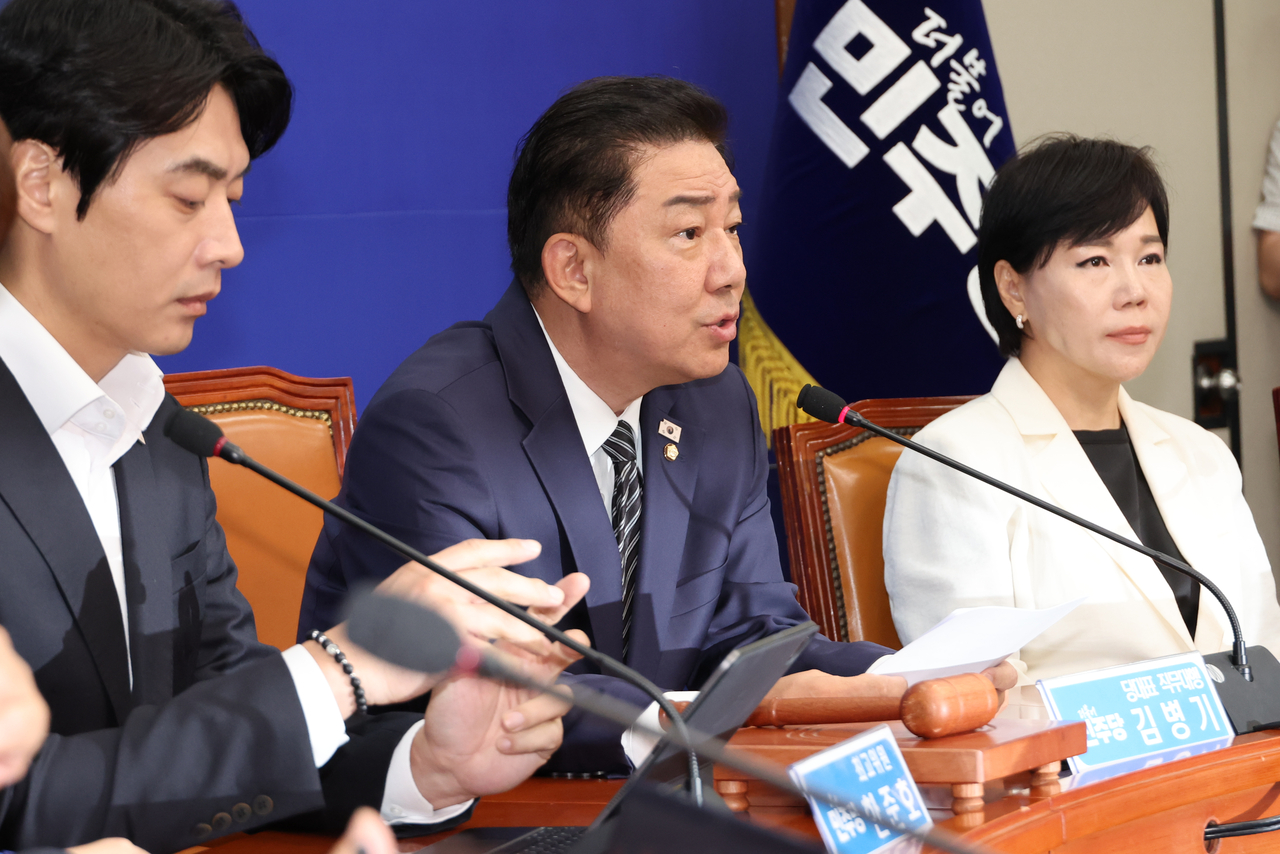 토토사이트 경찰 조회(가운데) 더불어민주당 당대표 직무대행 겸 원내대표가 25일 국회에서 열린 최고위원회의에서 발언하고 있다. [연합]