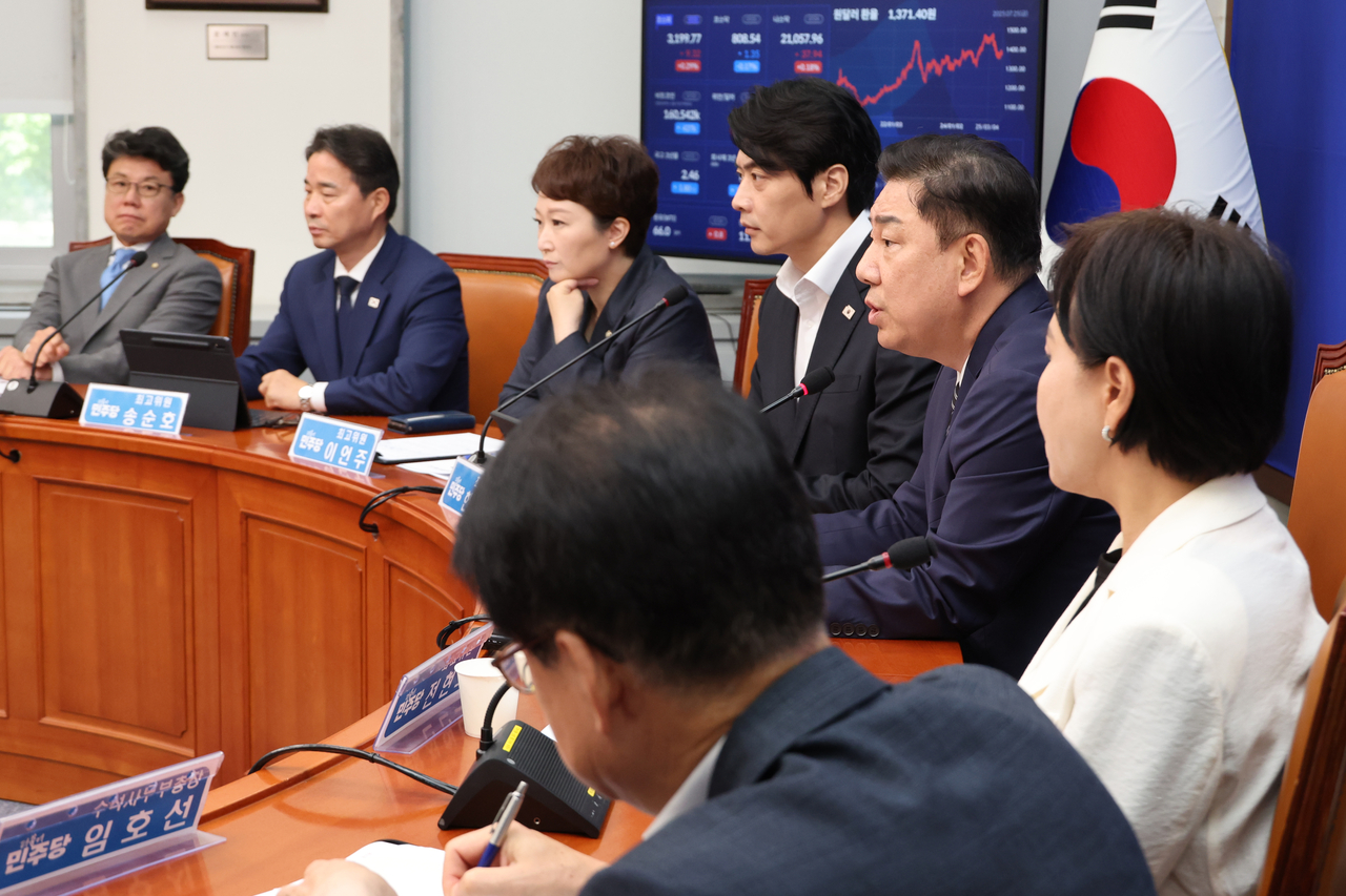 더불어토토사이트 잘못환전 김병기 당대표 직무대행 겸 원내대표가 25일 국회에서 열린 최고위원회의에서 발언하고 있다. [연합]