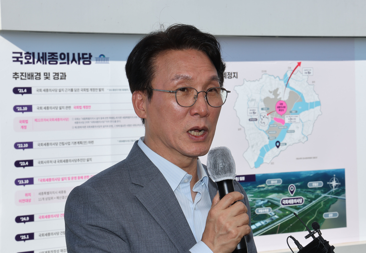 김민석 국무총리가 25일 무료 토토사이트시 국회무료 토토사이트의사당 예정부지를 찾아 현황판 앞에서 발언하고 있다. [연합]