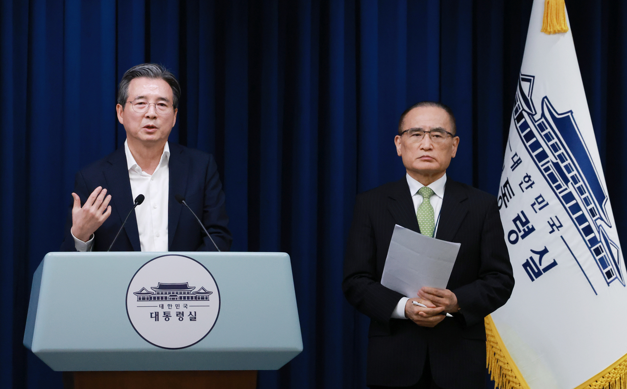 김용범 손오공 토토사이트 정책실장(왼쪽)과 위성락 국가안보실장이 25일 서울 용산 손오공 토토사이트 청사에서 이날 강훈식 대통령비서실장 주재로 열린 통상대책회의 관련 브리핑을 하고 있다. [연합]