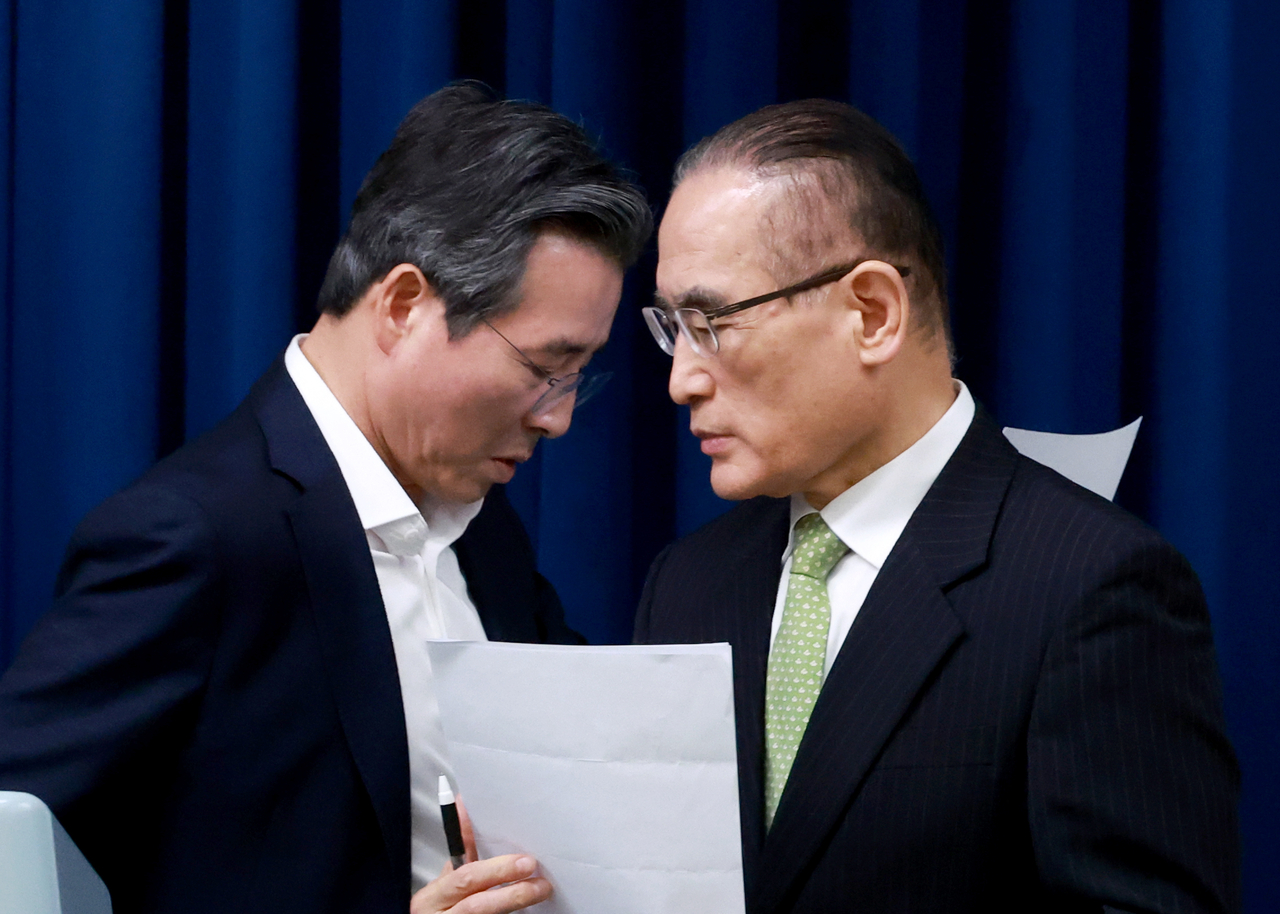 Kim Yong-beom (left), director of national policy at the presidential office, and National Securtiy Adviser Wi Sung-lac are seen during a press briefing held at the presidential office in Seoul Friday (Yonhap)