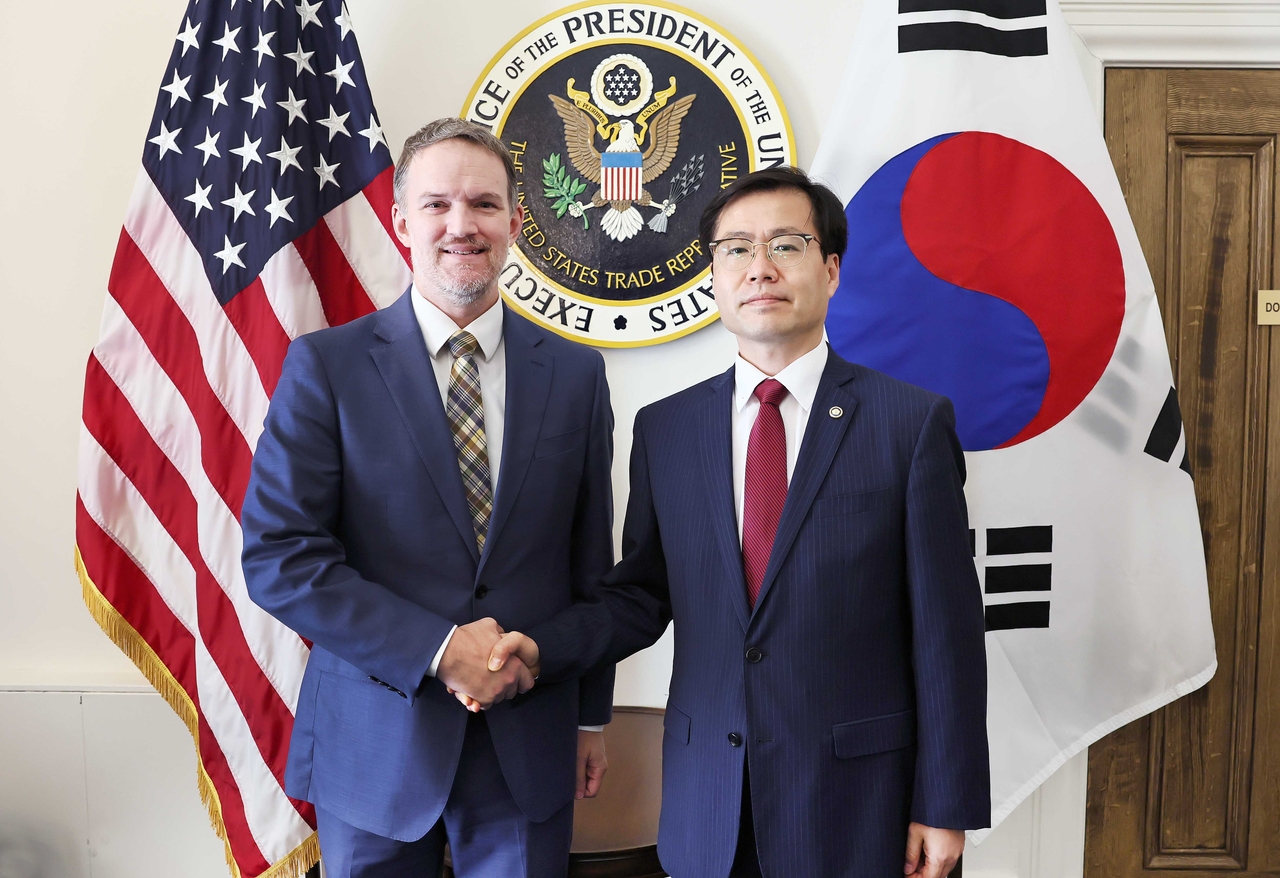 여한구(오른쪽) 산업통상자원부 통상교섭본부장이 25일(현지시간) 오전  미국 워싱턴 D.C. 미국무역대표부 회의실에서 제이미슨 그리어(Jamieson Greer) 미국무역대표부 대표와 면담을 갖고 기념촬영을 하고 있다. [산업통상자원부 제공]