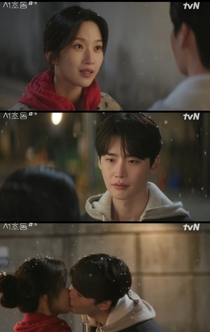 [포인트1분]‘서초동’ “누굴 바보로 아나”..문가영 볼 뽀뽀에 키스로 돌려준 이종석