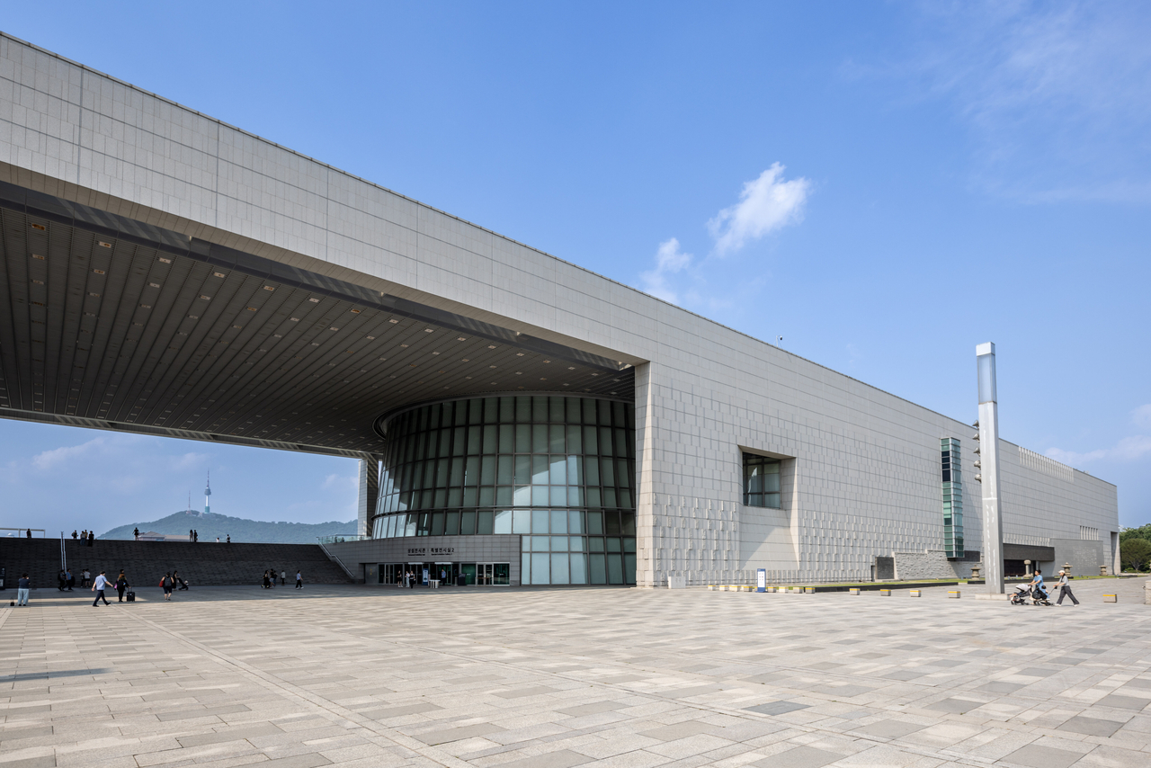 국립중앙박물관에선 가운데 뻥뚤린 공간, 그늘지고 시원한 바람이 드나드는 이곳에서 인증샷을 꼭 찍어야 한다.