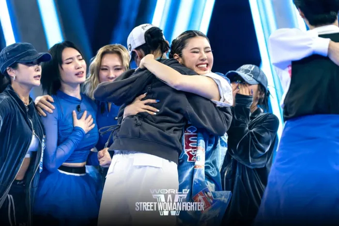 "World of Street Woman Fighter," starring Lee Jung (fifth from left) (Mnet)