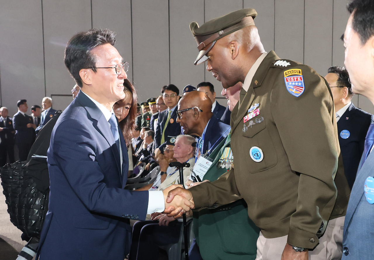 Prime Minister Kim Min-seok shakes hands with Xavier Brunson, commander of the United States Forces in Korea after the ceremony.(Yonhap)