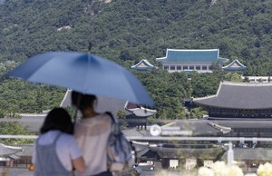 At least 11 deaths linked to scorching heat wave