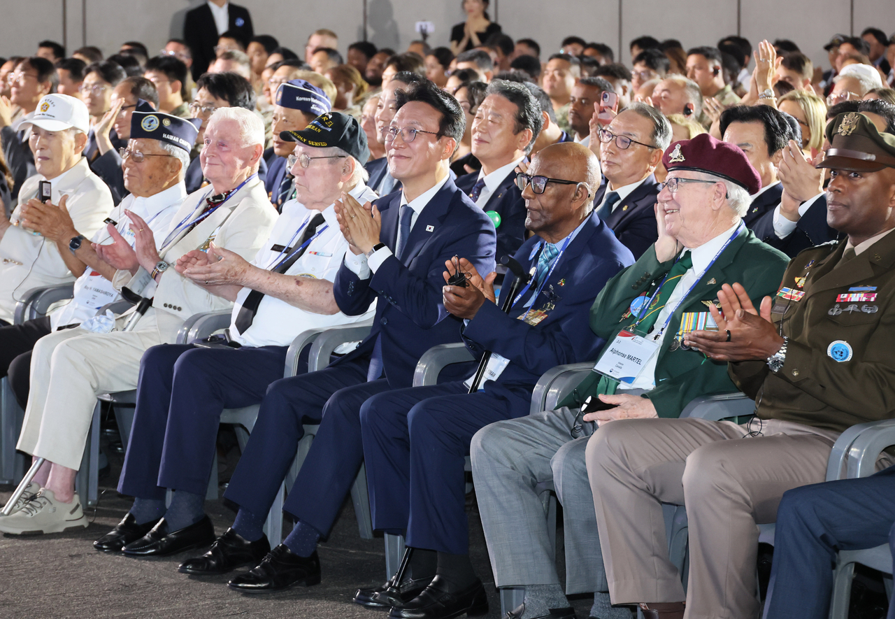 Prime Minister Kim Min-seok and UNC veterans applaud during a ceremony. (Yonhap)