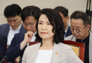 “대의에 목숨 건 자만 내게 돌 던지라”…휴가 반려 이진숙, ‘대폭발’