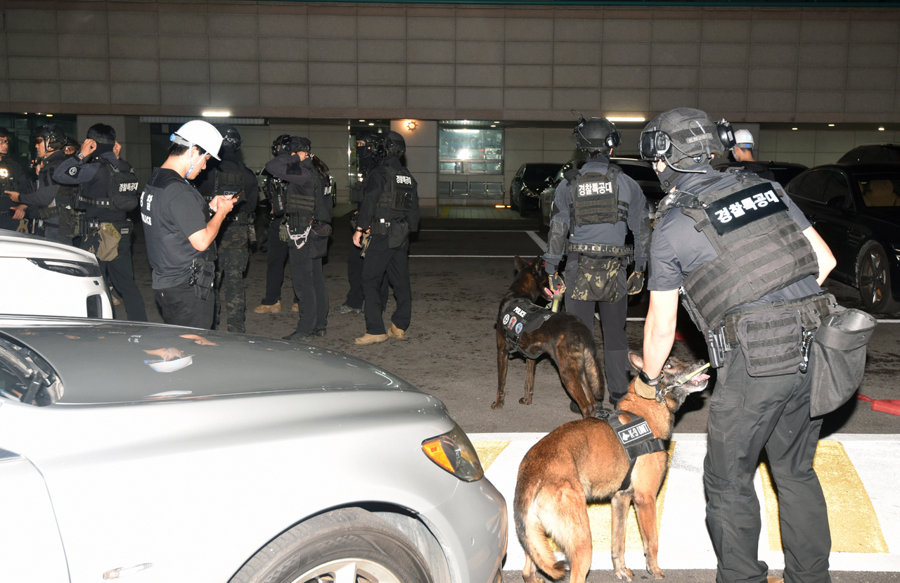 Police officers on Monday in Incheon search the home of a man accused of murdering his son. (Yonhap)