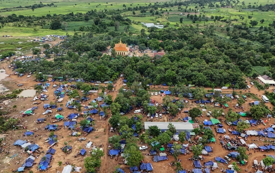 This AFP photo shows an aerial view of people, who fled their homes near the border area between Cambodia and Thailand, taking shelter near a pagoda in Oddar Meanchey province on July 26, 2025. Yonhap