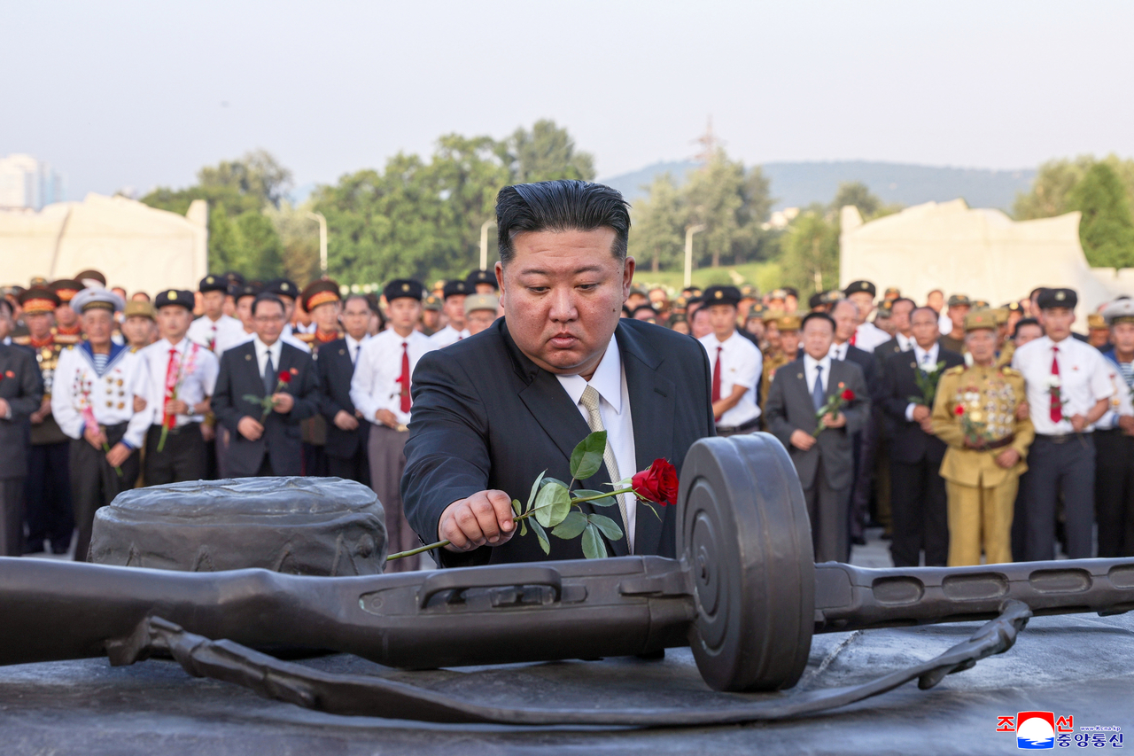 North Korean leader Kim Jong-un lays a flower wreath in front of the Friendship Tower in Pyongyang on the occasion of the 72nd anniversary of the signing of the armistice ending the Korean War, in this photo published on Sunday. (Yonhap)