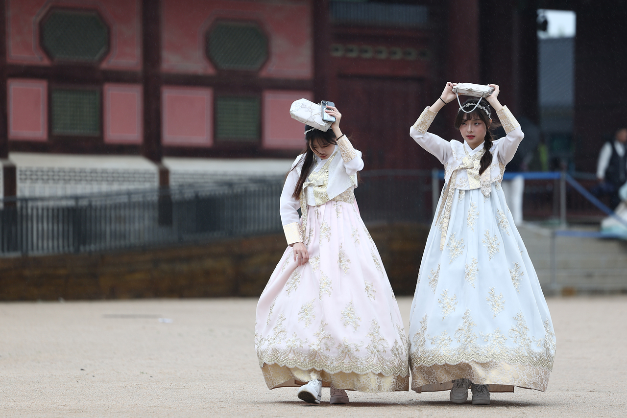 Foreign tourists walk through the grounds of Gyeongbokgung, the main Joseon-era royal palace in Jongno-gu, Seoul, on July 16. (Yonhap)