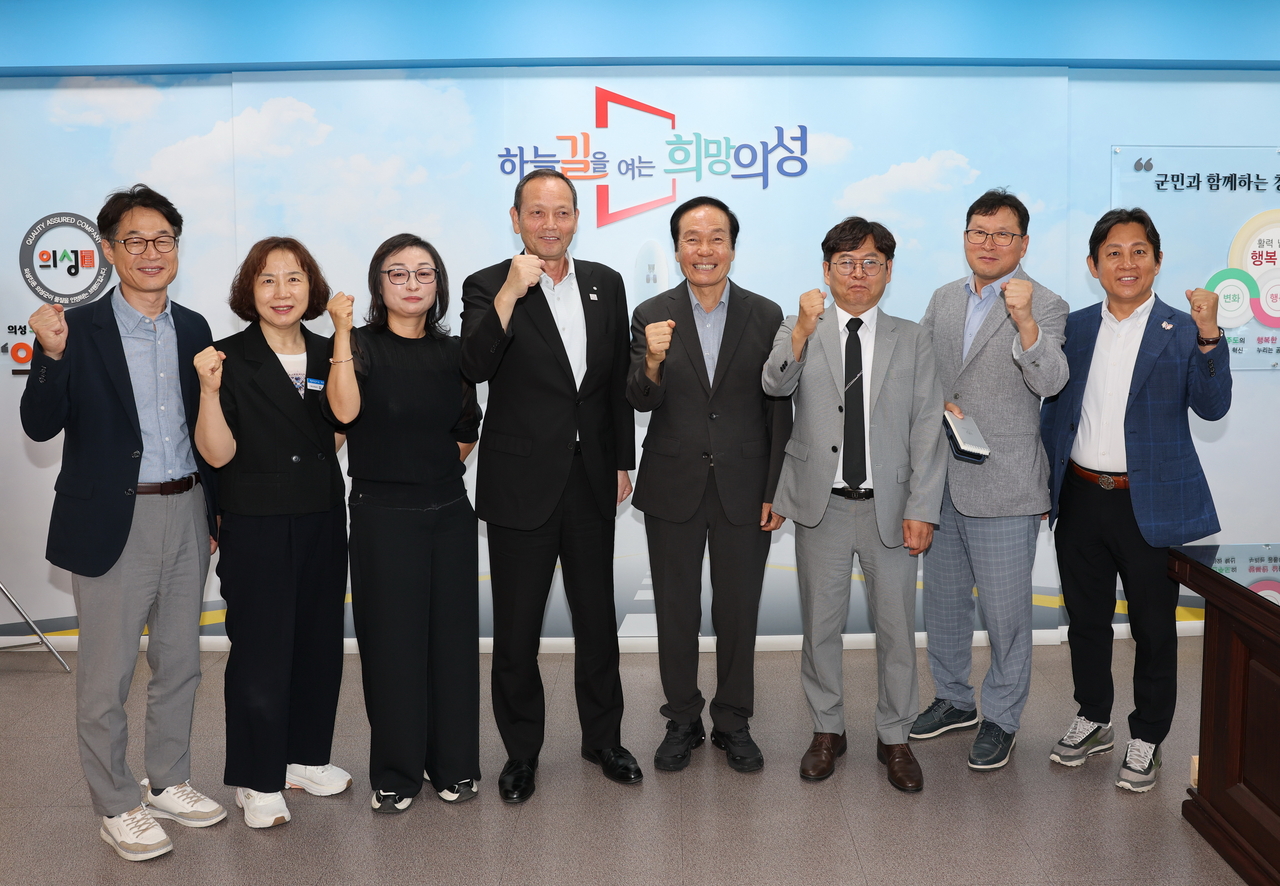 일본 오카야마현의 지방자치단체인 나기초(奈義町)의 초장과 관계 공무원 등 이 의성군을 방문해 저출생 극복 정책을 주제로 교류 시간가진후 단체 기념사진을 찍고있다.[의성군 제공]