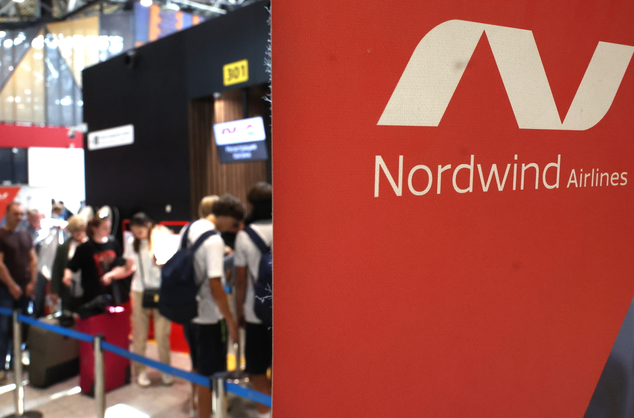 This EPA photo shows passengers of Russian Nordwind Airlines lining up in front of check-in desks at Sheremetyevo International Airport outside Moscow, Russia, on July 17, 2025. (PHOTO NOT FOR SALE) (EPA-Yonhap)