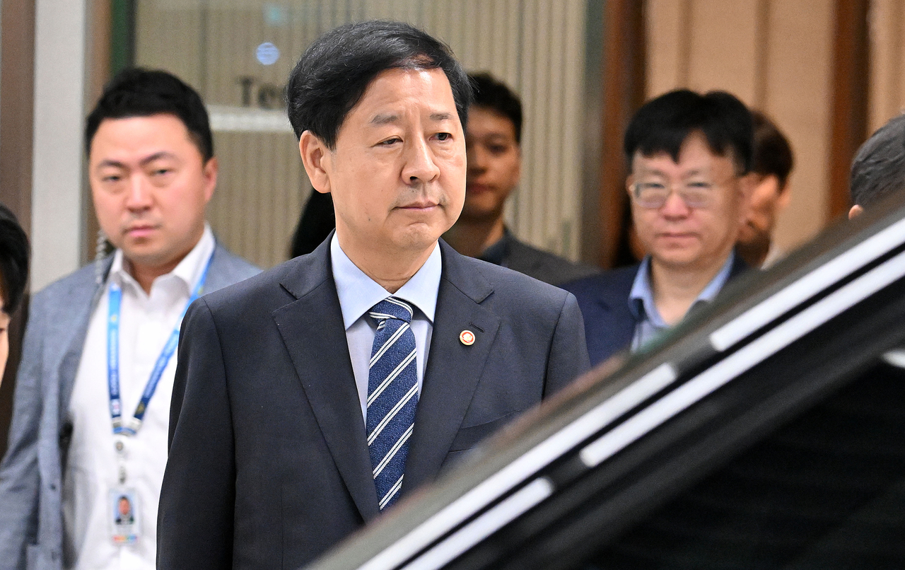 한미 간 ‘2+2 통상협상’을 위해 미국으로 출국하려던 구윤철 부총리 겸 기재부 장관이 24일 인천국제공항 제2여객터미널에서 굳은 표정으로 나오고 있다. 기획재정부는 24일 오전 언론 공지를 통해 “미국과 예정됐던 25일 ‘2+2협상’은 미국 스콧 베선트 재무장관의 긴급한 일정으로 인해 개최하지 못하게 됐다”고 밝혔다. [연합]