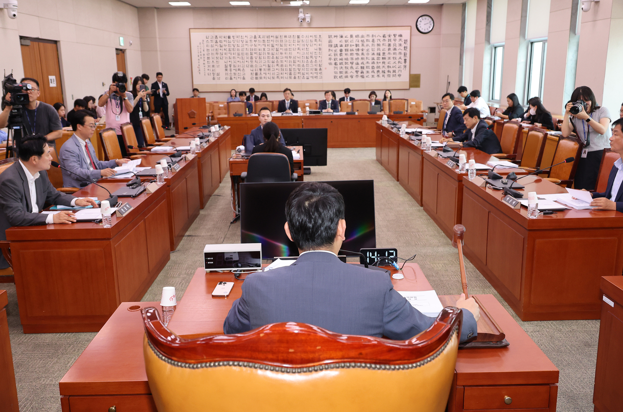 지난 25일 국회에서 열린 법제사법위원회 법안심사제1소위원회에서 김용민 소위원장이 의사봉을 두드리고 있다. [연합]