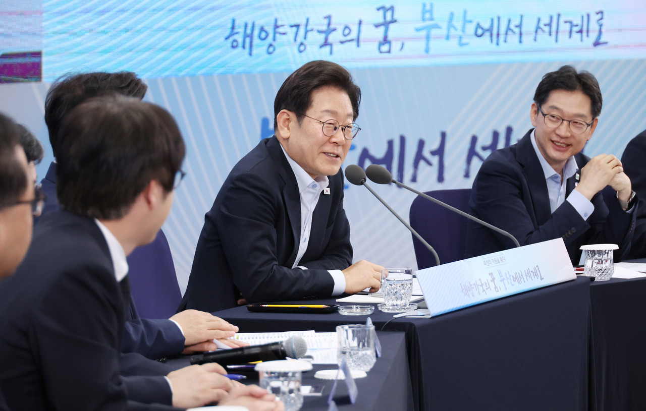 이재명 대통령이 지난 25일 부산 부경대에서 타운홀미팅 ‘부산의 마음을 듣다’ 간담회에서 발언하고 있다. [연합]