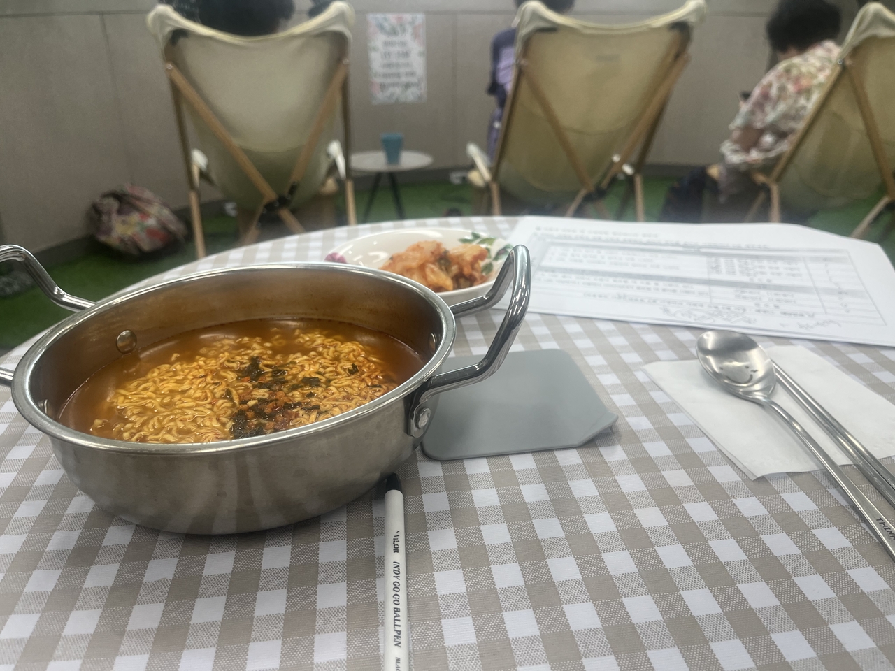 sa 토토사이트편의점 관악점에서 외로움 고립 체크리스트를 작성하며 서울라면을 직접 끓여 먹어봤다. 박병국 기자.