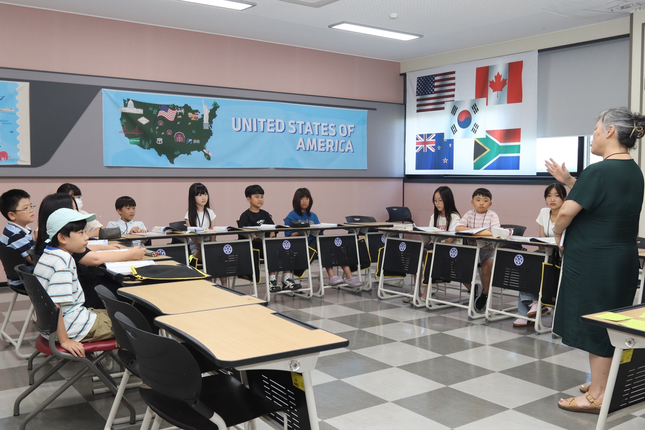 글로벌 꿈나무 영어캠프에 참여한 학생들이 수업에 임하고 있다 [구미대 제공]