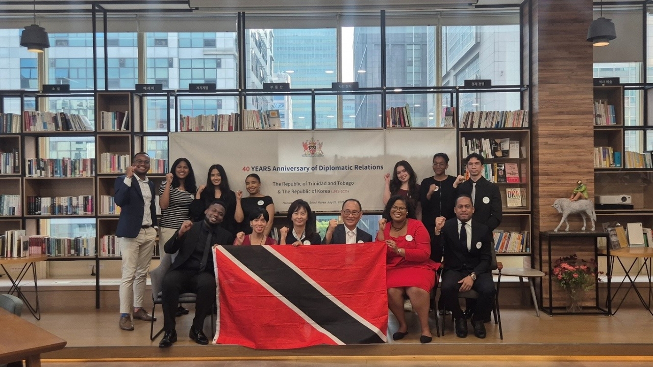 Honorary Consul of The Office of Trinidad and Tobago to the Republic of Korea  Choi Seung-woong (front, third from left), Honorary Consul candidate for Gyeonggi Province Ko Shin (front, third from left) and Trindad and Tobago residents in Korea take a commemorative photo at the celebration event in Seoul on Wednesday. (Courtesy of Choi Seung-woong)