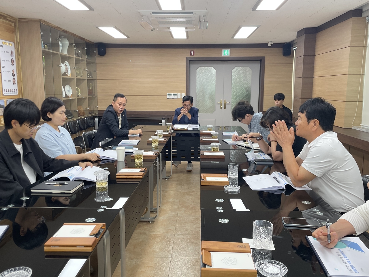 울릉군의회 의원 연구단체인 ‘역사 문화 의정연구회’가 28일 그동안의 연구 활동에 대한 최종 보고회를 열고 7개월간의 활동을 마무리했다.[울릉군 의회제공]