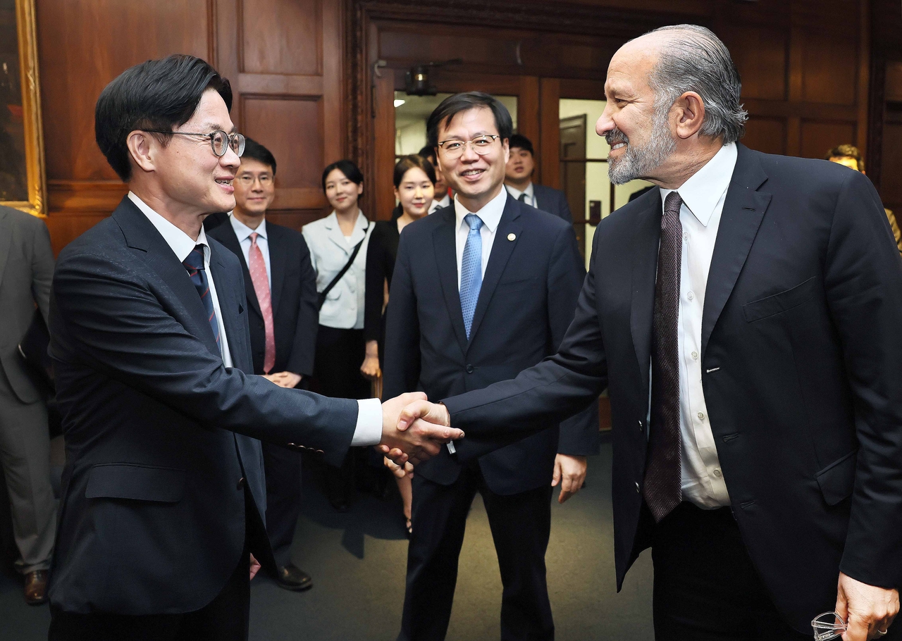 South Korean Industry Minister Kim Jung-kwan (left) shakes hands with US Commerce Secretary Howard Lutnick(right) during their meeting in Washington, DC, on Thursday. (Ministry of Trade, Industry and Energy)