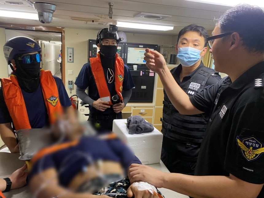 해경 함정에서 응급조치 받는 외국인 선원[동해해경청 제공]