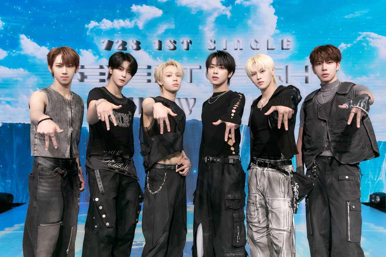 From left: SevenToEight members Exxi, Kyojun, D’om, Chiwon, M and Jagger pose for a photo during the debut press showcase held at Showking K-pop Center in Mapo-gu, Seoul, Monday. (Ten Entertainment)