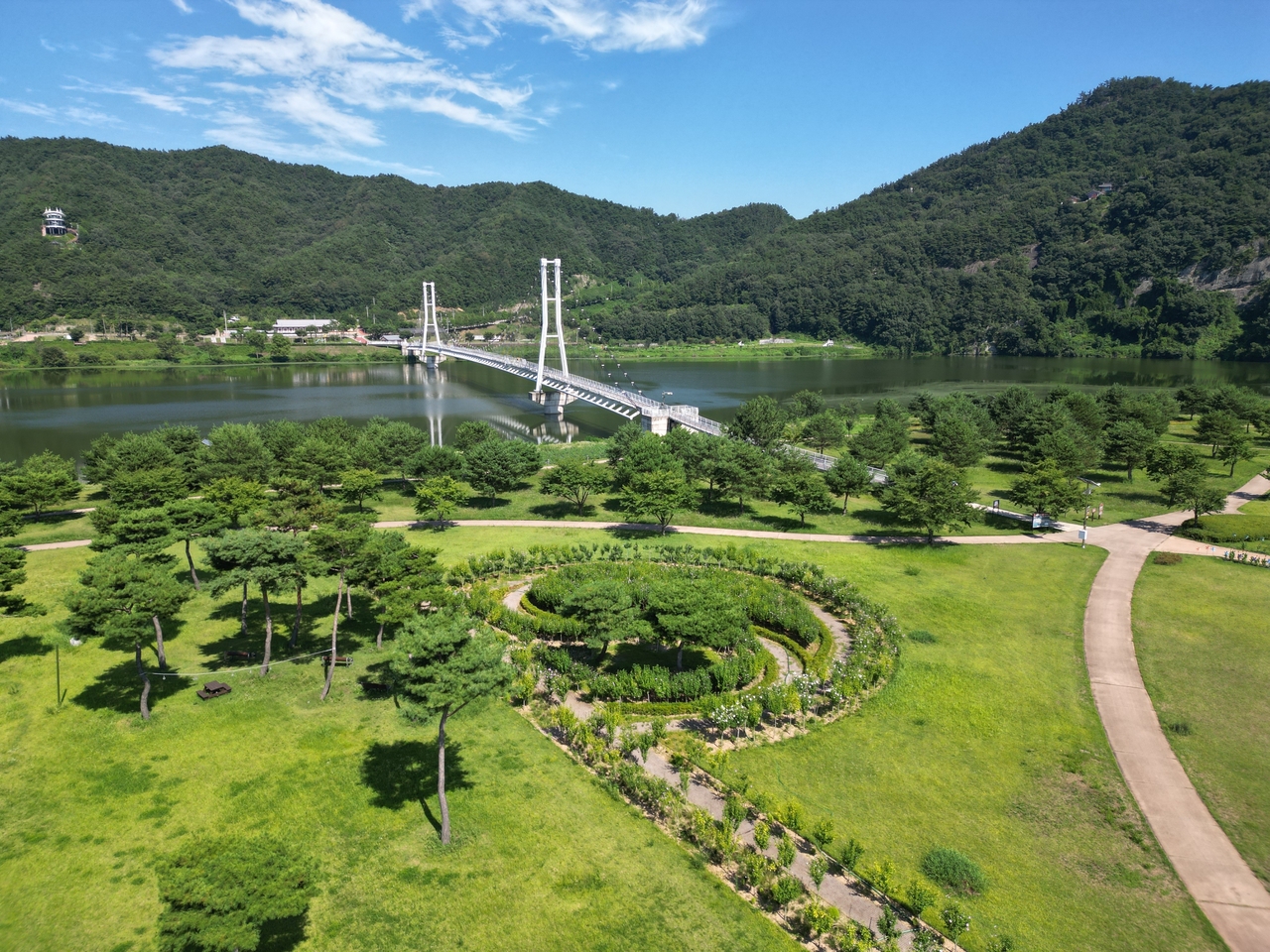 상주시가 광복 80주년을 맞아 경천섬 무궁화 동산에서 무궁화 바로 알기 1차 시민교육을 시행했다 [상주시 제공]
