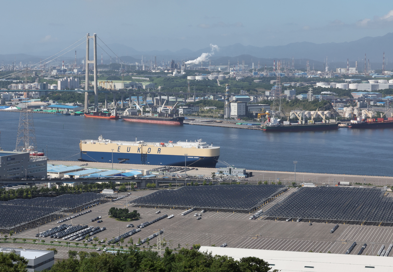 Export-bound vehicles are seen parked at a port in Ulsan on Monday. (Yonhap)