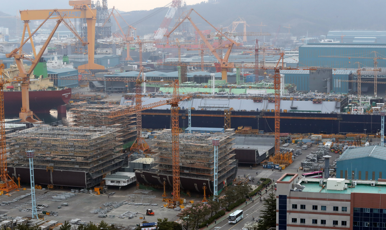 미국이 일본, 유럽연합(EU) 등과 무역협상에서 관세 15%로 타결한 가운데 한국도 대규모 투자 패키지와 조선업 협력, 농산물 수입 확대 등을 내세워 예고된 25% 관세를 15%로 낮춘다는 목표다. 사진은 경남 거제시 아주동 대우조선해양 옥포조선소 모습  [연합]
