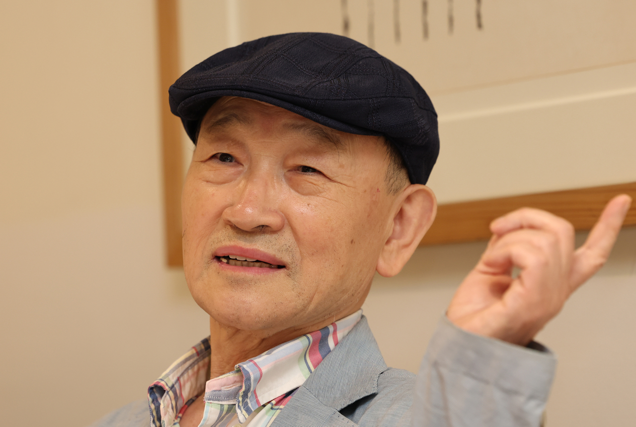 Youn Bum-mo, president of Gwangju Biennale Foundation, speaks to the press Monday in Seoul. (Yonhap)