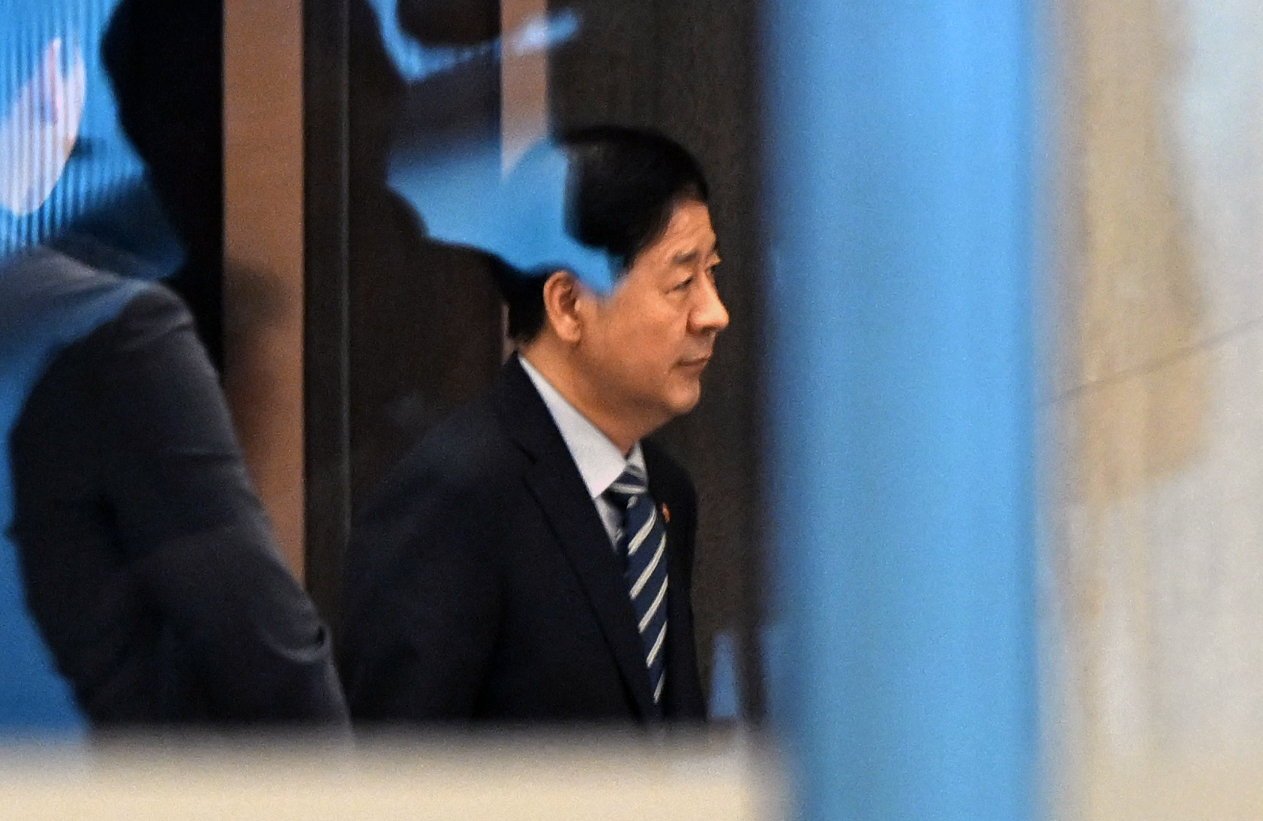 Finance Minister Koo Yun-cheol, who doubles as the deputy prime minister for economic affairs, is seen at Incheon airport, west of Seoul, on Thursday as he canceled his trip to Washington following reports from the finance ministry that high-level trade talks between South Korea and the United States scheduled for later in the week were postponed due to U.S. Treasury Secretary Scott Bessent's scheduling conflict. (Pool photo) (Yonhap)