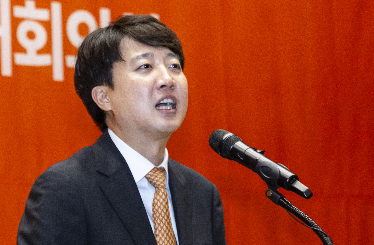 Lee Jun-seok gives a speech during the New Reform Party's national convention at the National Assembly in Seoul on Friday. Lee was elected party leader in a race with no other candidate. (Yonhap)