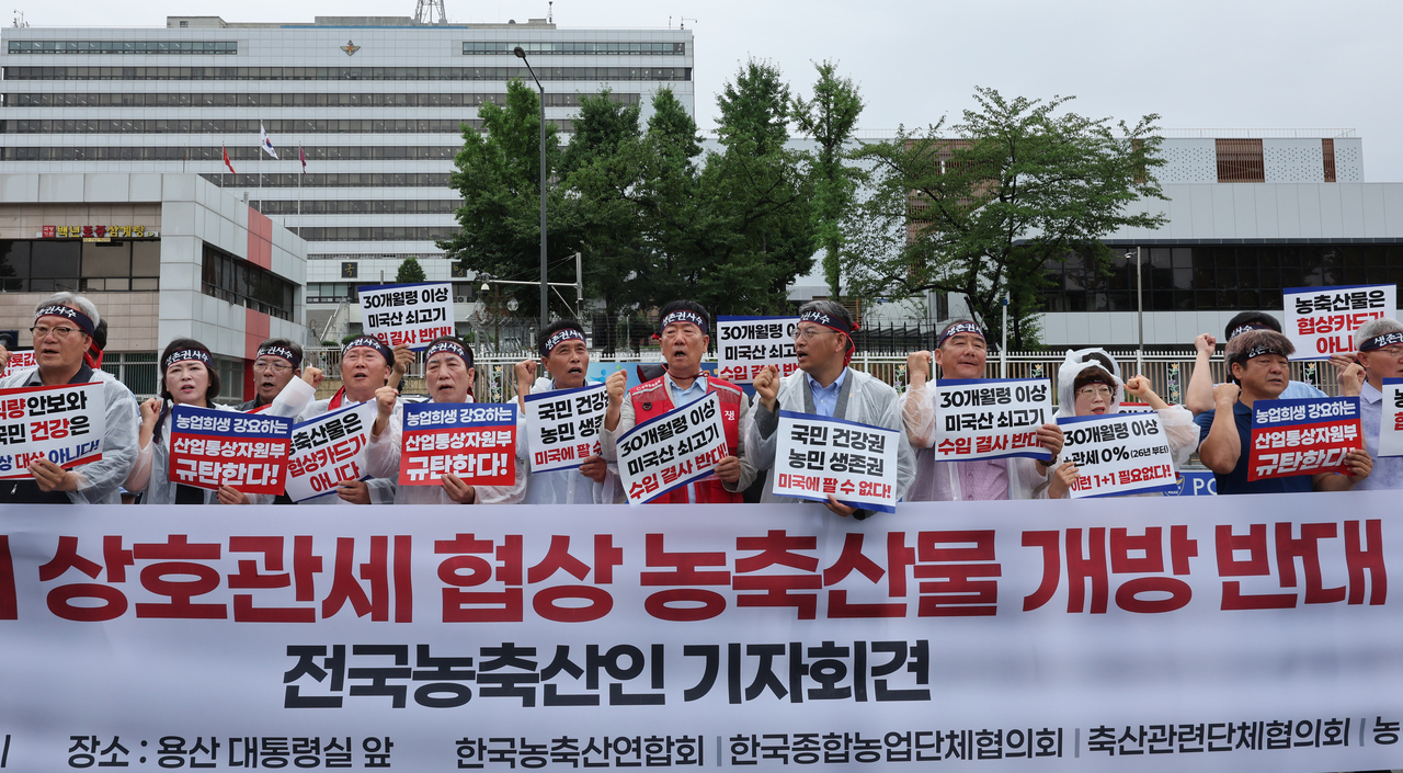 지난 7월 18일 서울 용산구 대통령실 앞에서 한국농축산연합회 등 농축산 단체 토토사이트들이 한미 상호관세 토토사이트 순위 농축산물 개방 반대 구호를 외치고 있다. [연합]