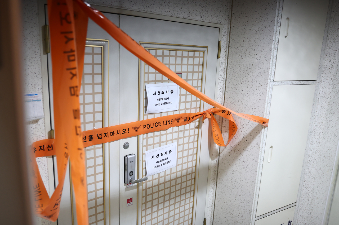 A police line is set up at the Seoul residence of the suspect who fatally shot his son with a homemade firearm on June 21. (Yonhap)
