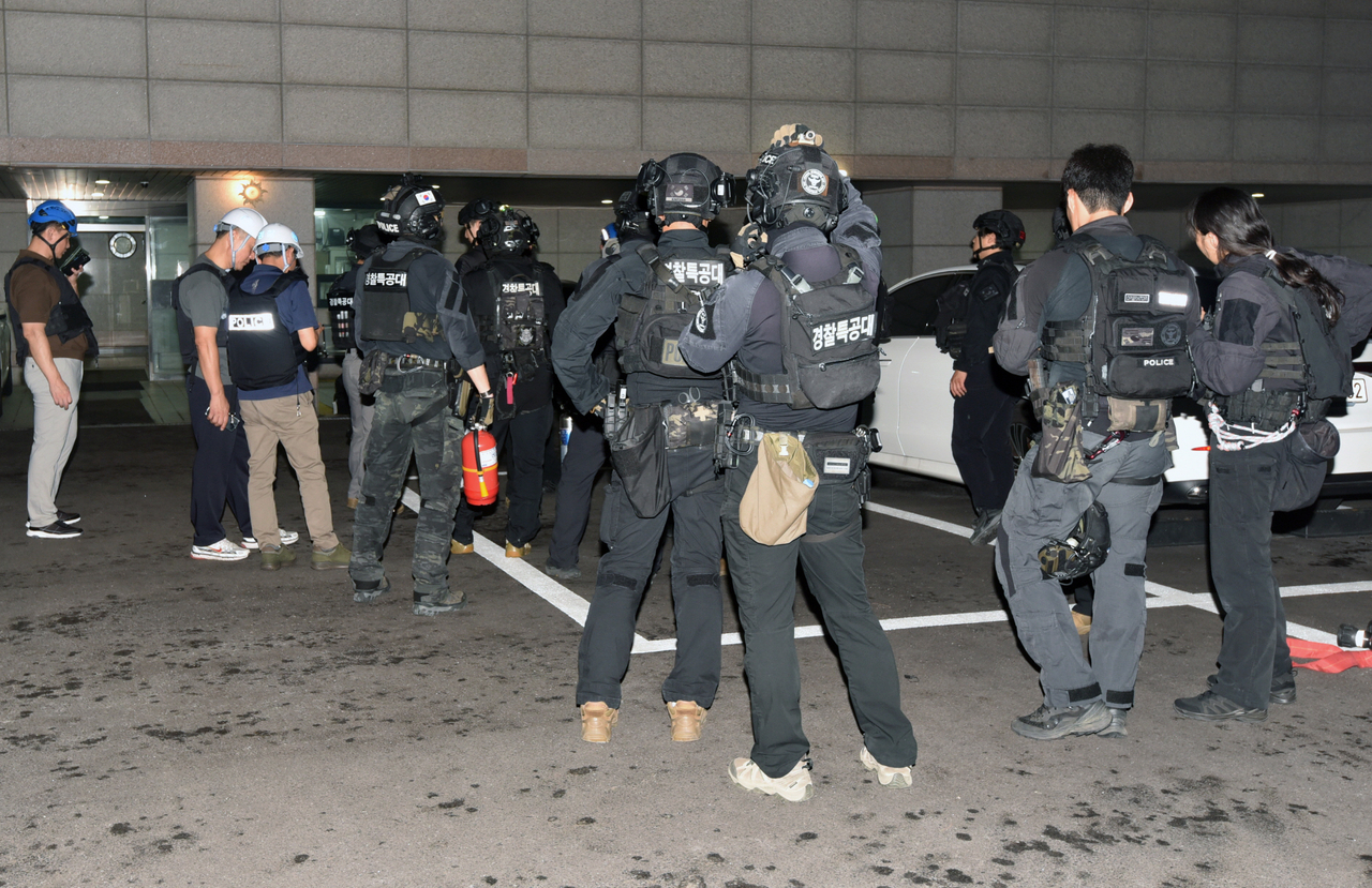 The police special forces unit is seen outside the suspect's home in Seoul on July 21, following the suspect’s claim that he had planted explosives at the residence. (Yonhap)