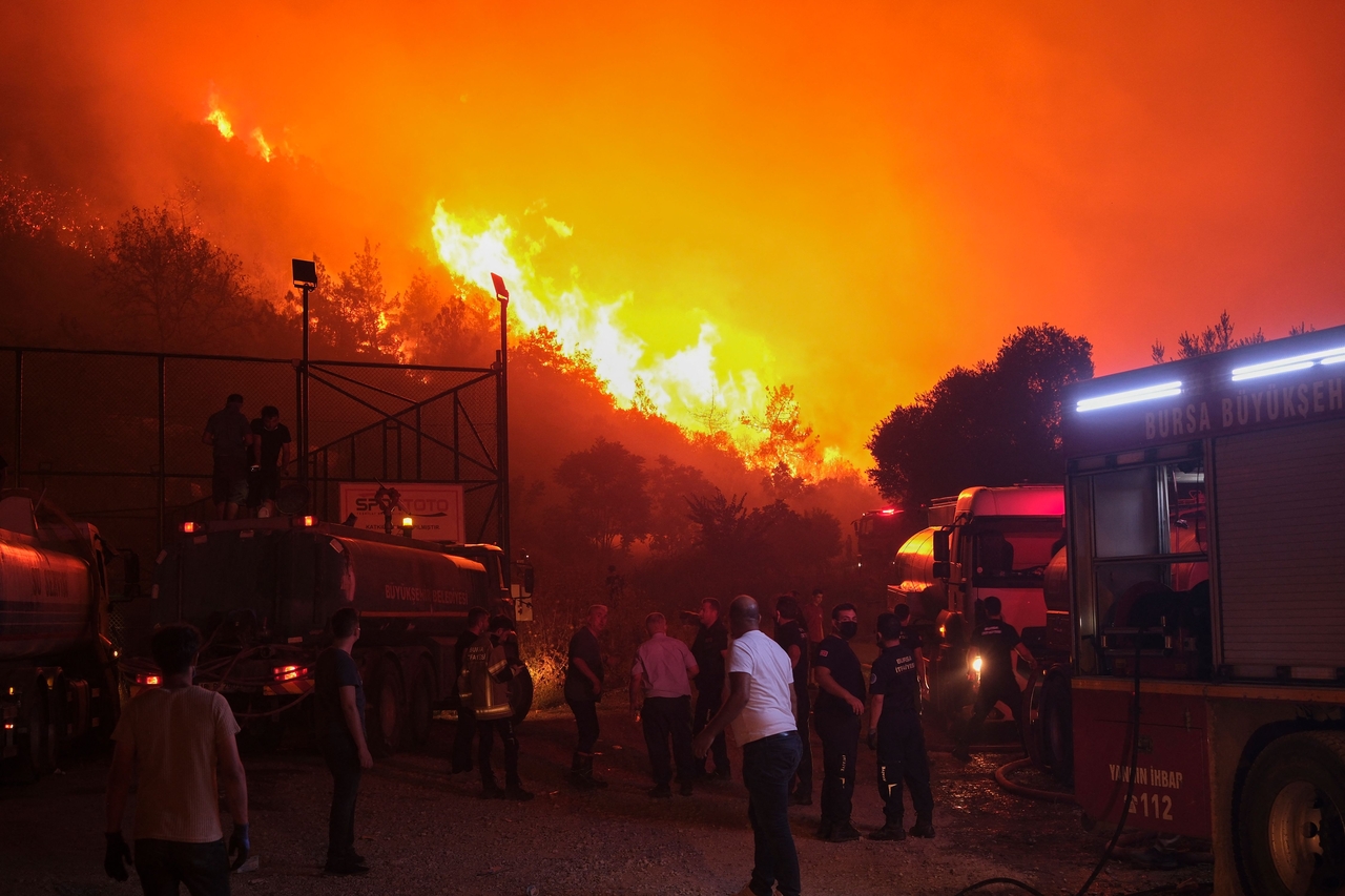 Residents and firefighters attempt to extinguish a wildfire in Bursa, Turkey, Sunday. (AFP-Yonhap)