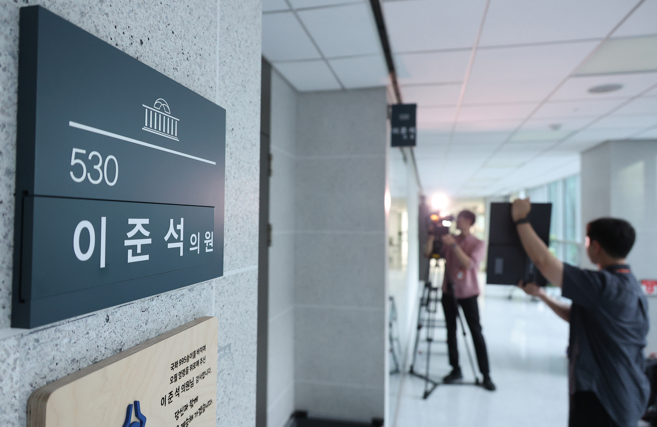 Reporters wait outside Lee Jun-seok’s parliamentary office at the National Assembly in Yeouido, Seoul, on Monday, as prosecutors raid the New Reform Party leader’s home and office in connection with an investigation into allegations involving former first lady Kim Keon Hee. (Yonhap)