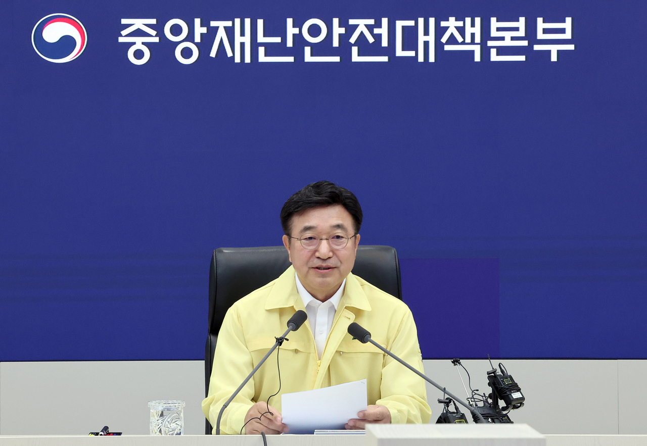 윤호중 행정안전부 장관이 28일 정부세종청사 중앙재난안전상황실에서 폭염 대처 중앙재난안전대책본부 회의를 주재하고 있다.[연합]