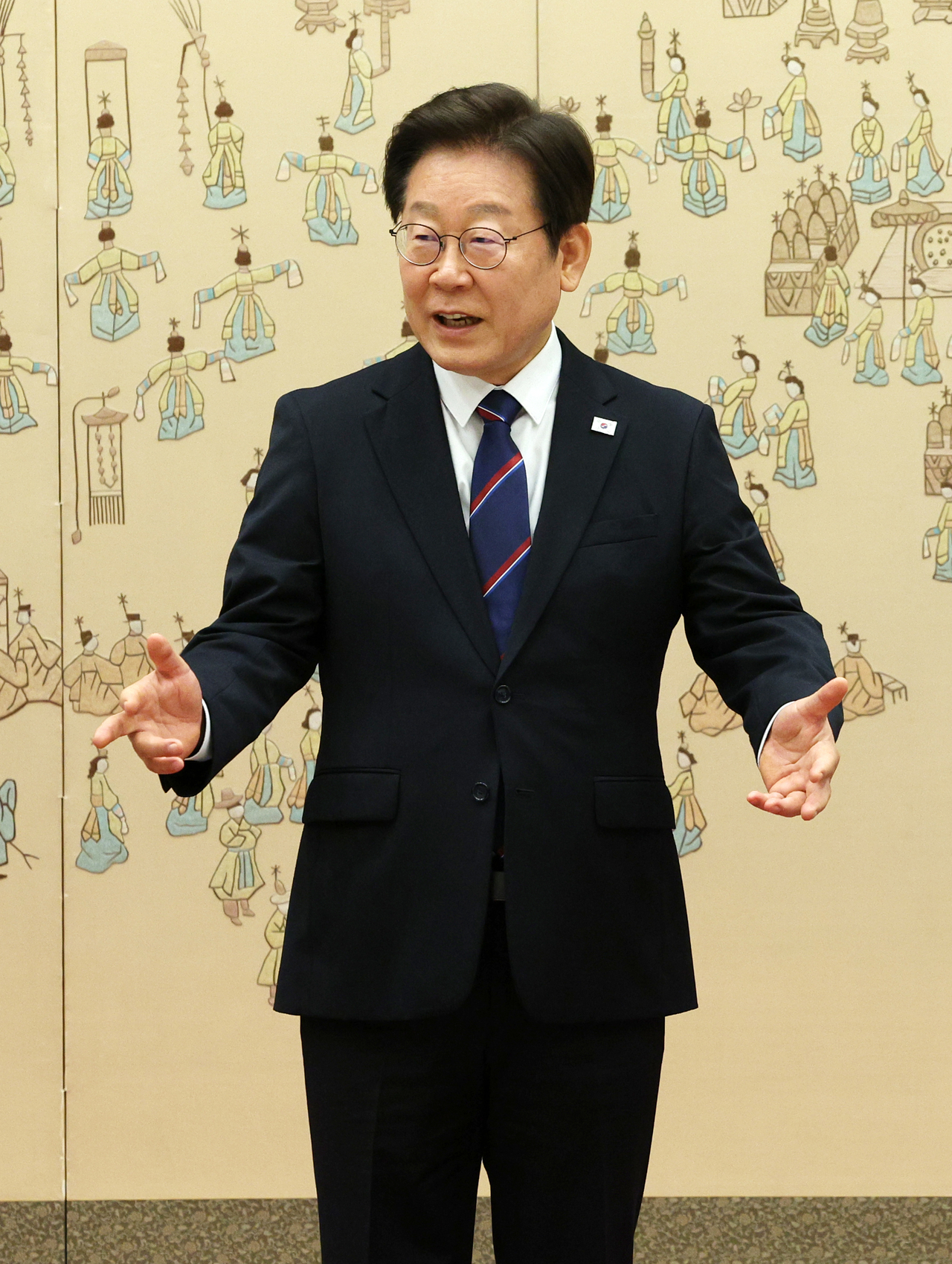 이재명 토토사이트 은행 조회이 28일 용산 토토사이트 은행 조회실에서 김상환 헌법재판소장과 오영준 헌법재판관에게 임명장 수여 후 환담장으로 이동하고 있다. [연합]