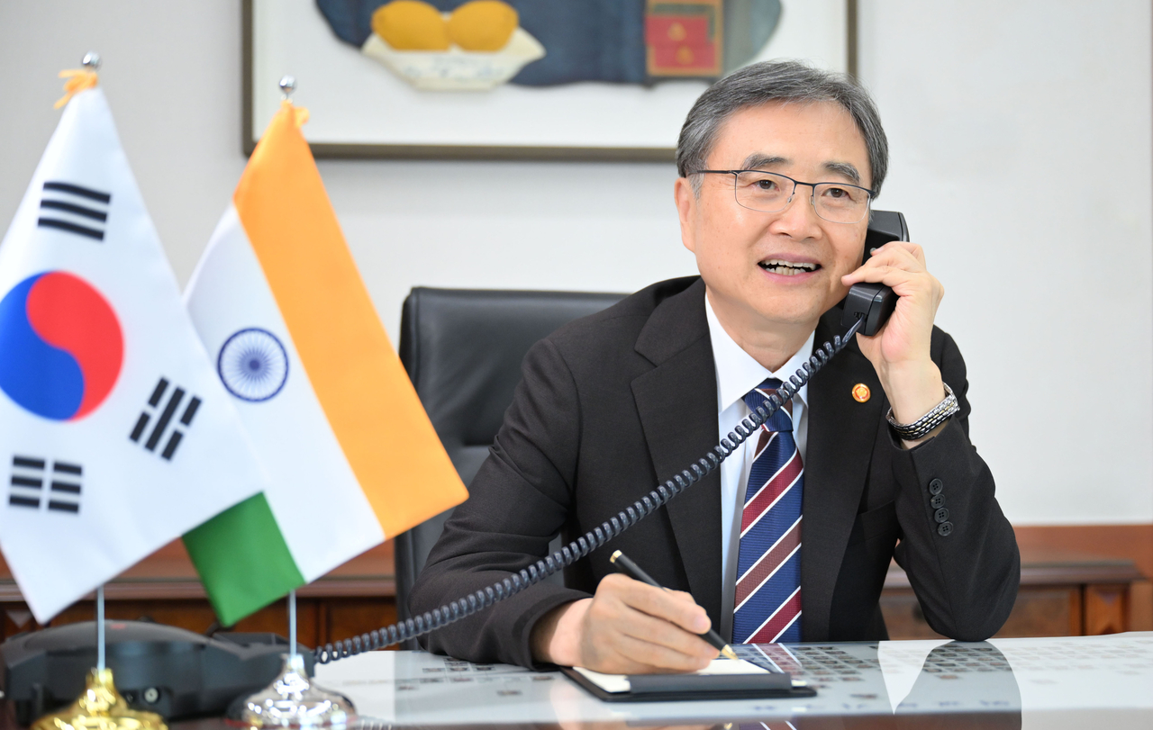 Foreign Minister Cho Hyun holds talks over the phone with India's External Affairs Minister Subrahmanyam Jaishankar on Monday. (Foreign Ministry)