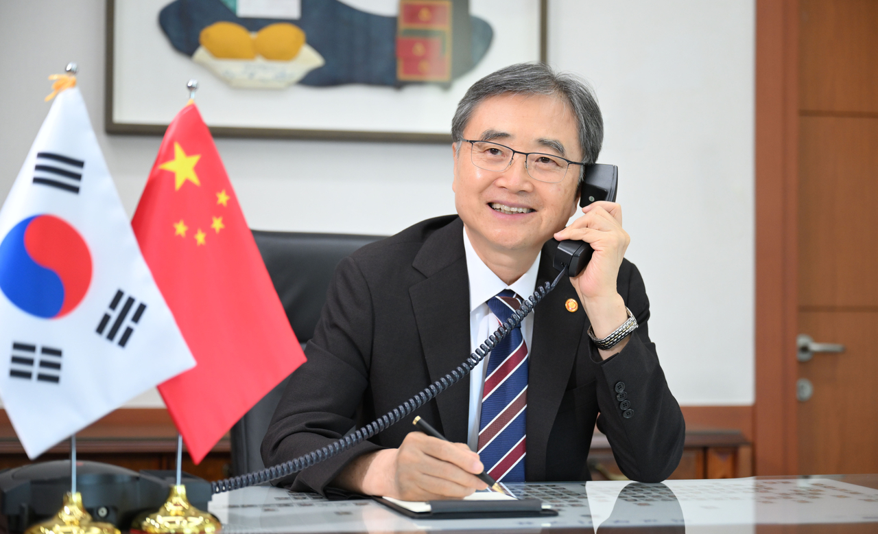 Foreign Minister Cho Hyun holds talks with Chinese Foreign Minister Wang Yi on Monday. (Foreign Ministry)