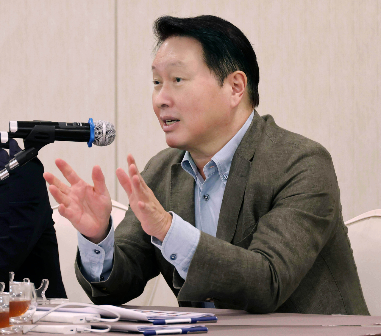 최태원 대한상공회의소 회장이 지난 17일 경북 경주 라한셀렉트 호텔에서 개최된 ‘제 48회 대한상의 하계포럼’에서 가진 기자간담회에서 발언하고 있다. [대한상의 제공]