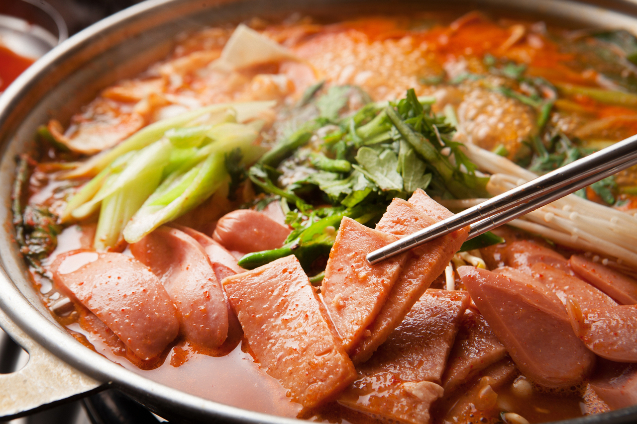 부대찌개에 넣은 스팸 [123RF]