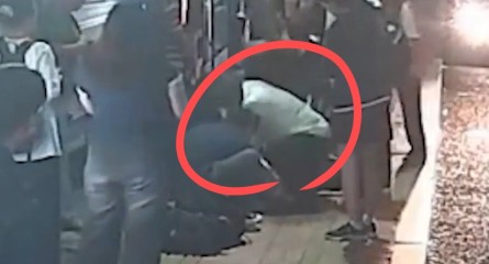[영상] 갑자기 멈춰선 버스, 기사는 황급히 내렸다…끊겼던 숨이 다시 돌아왔다 [세상&]